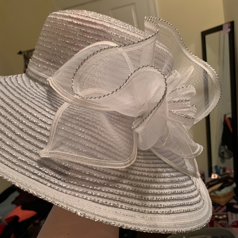 White horse racing derby style hat elegant